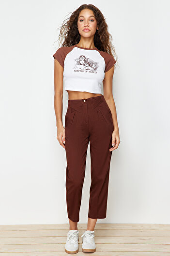 Trendyol Collection Brązowe bawełniane spodnie z wzorem marchewki w szczegółowe tkane paski TWOAW22PL0342