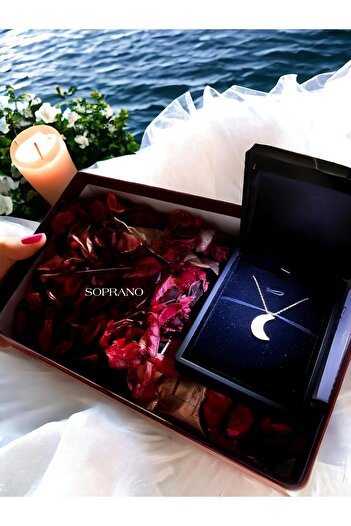 Soprano Silver Gece Parlayan Ay Kolye + Işıklı Kutu + Premium Sevgiliye Hediye Kutusu, 925 Ayar Gümüş