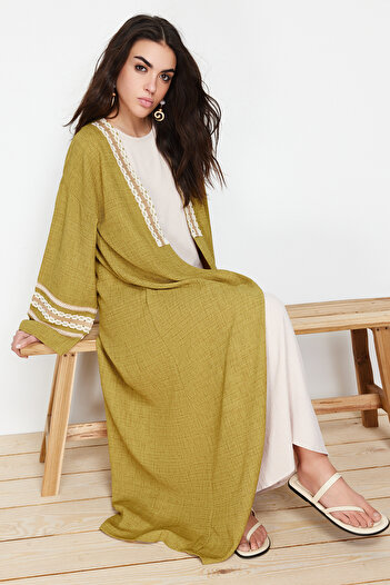 Trendyol Modest Olejově zelená výšivka Detailní dlouhé tkané kimono & Kaftan & Abaya TCTSS24KF00006