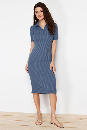 Trendyol Collection Indigofarbenes Midi-Strickkleid mit Polokragen TWOSS24EL00353
