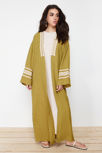 Trendyol Modest Olejově zelená výšivka Detailní dlouhé tkané kimono & Kaftan & Abaya TCTSS24KF00006