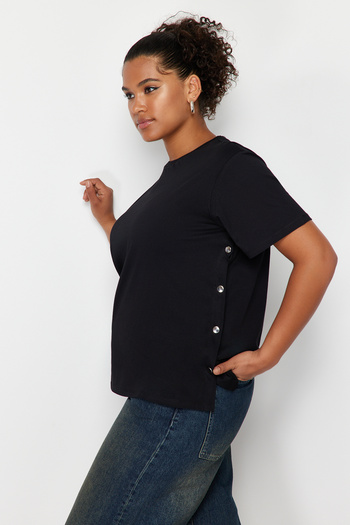 Trendyol Curve Μαύρο μπλουζάκι Boyfriend Fit Plus Size - Πλαϊνή λεπτομέρεια Snap, 100% βαμβακερό πλεκτό TBBSS24BF00000