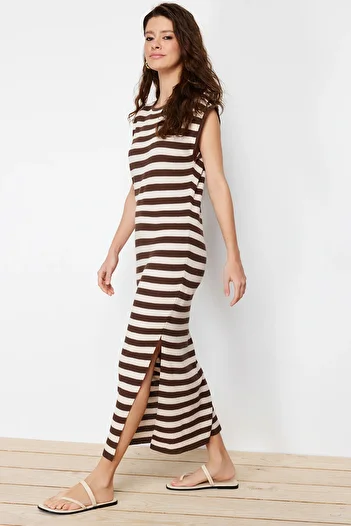 Trendyol Collection Brązowa sukienka maxi z dzianiny bawełnianej w paski TWOSS24EL00250