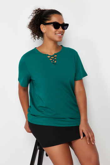 Trendyol Curve Koszulka Boyfriend Fit Green Collar Detail 100% bawełny Plus Size T-shirt - Tbbss22Ts1027