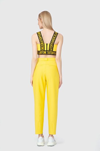 GIZIA SPORT Nakış Arma Detaylı Şerit Yazılı Askılı Sarı Crop Top