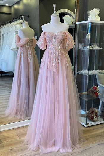 Lenta Moda Pudra Boncuklu Dantel Kaplama ve Tüy Detaylı Maxi Boy Abiye Elbise