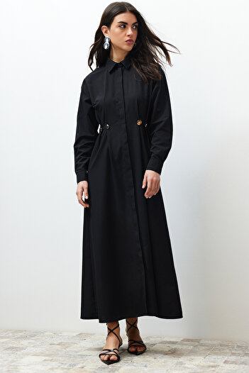 Trendyol Modest Φόρεμα μαύρο υφαντό πουκάμισο με λεπτομέρεια αξεσουάρ στη μέση TCTSS24EB00142