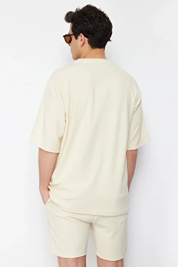 Trendyol Collection Ecru Premium Oversize-T-Shirt mit Rundhalsausschnitt und kurzen Ärmeln, strukturiertes Ottoman-T-Shirt TMNSS23TS00081