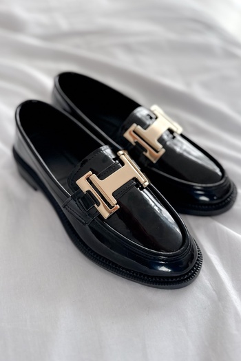 Shoebutik Чорні шкіряні туфлі з пряжкою для жінок