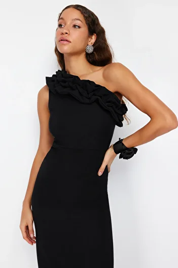 Trendyol Collection Černé lemované tkané dlouhé stylové večerní šaty Noční šaty pro promoce TPRSS21AE0044