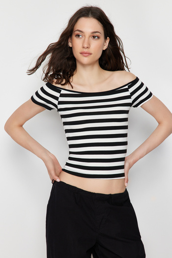 Trendyol Collection 2 csomag fekete fehér csíkos-fekete sima Carmen gallér Crop rugalmas kötött blúz TWOSS24BZ00310