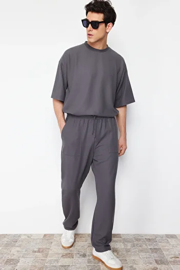 Trendyol Collection Ανθρακί Oversize/Φαρδιά κοπή με υφή φαρδιά πόδια με ετικέτα Φαρδιά φούτερ παντελόνια TMNSS24EA00005