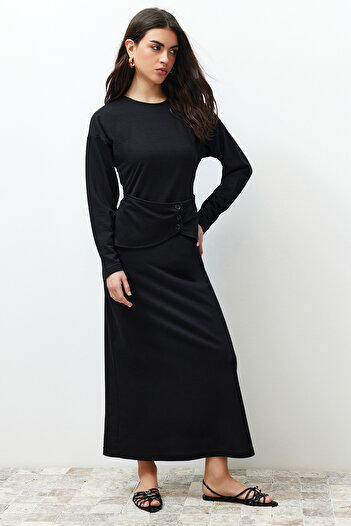 Trendyol Modest Μαύρο ίσιο πλεκτό φόρεμα με λεπτομέρεια μέσης TCTSS24EB00060
