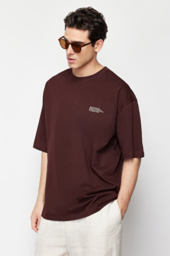 Trendyol Collection Σκούρο καφέ Oversize 100% βαμβακερό μπλουζάκι με μίνιμαλ εκτύπωση κειμένου TMNSS23TS00084