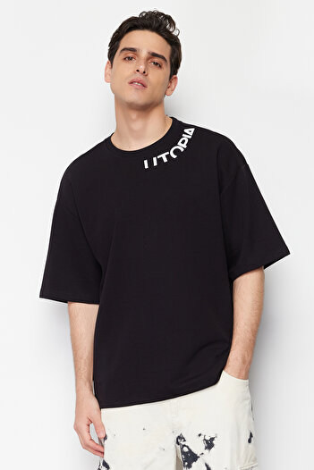 Trendyol Collection Černé oversize tričko s potištěným textem - TMNSS24TS00086