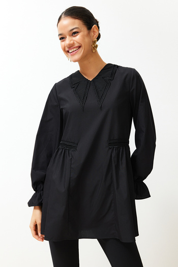 Trendyol Modest Detailní bavlněná tkaná tunika s černým límečkem TCTSS24UK00001