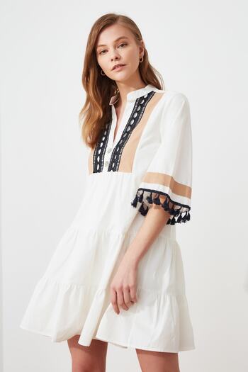 Trendyol Collection Μίνι υφαντό φόρεμα με λευκή κεντημένη μετατόπιση/σε ίσια γραμμή TWOSS20EL1691