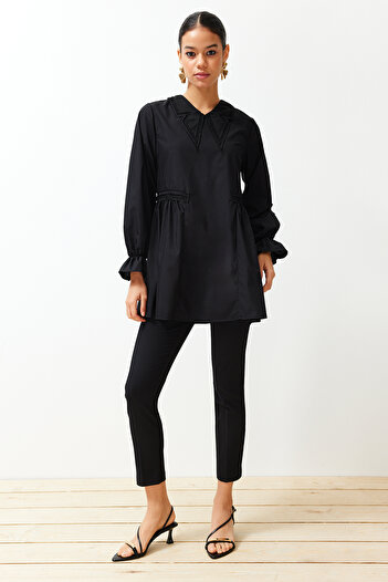 Trendyol Modest Detailní bavlněná tkaná tunika s černým límečkem TCTSS24UK00001