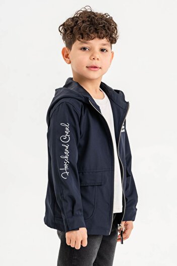 Gold Class Kidswear Kapucnis cipzáras hímzéssel díszített vízálló fiúkabát