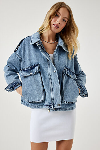 Happiness İstanbul Women's Light Blue Wide Pocket Epaulettes Denim Jacket RV00170