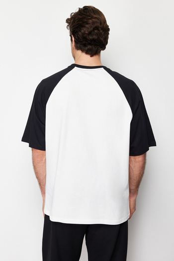 Trendyol Collection Μαύρο μπλουζάκι Oversize/Wide Cut 100% Cotton εμπριμέ από ύφασμα TMNSS24TS00139