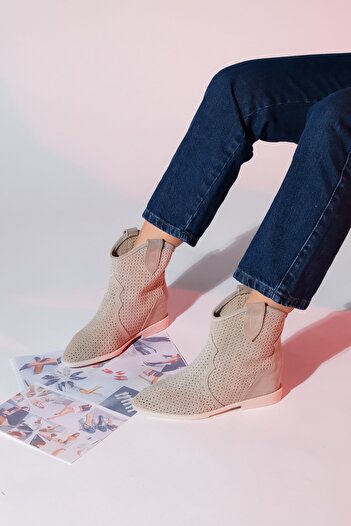 LuviShoes LOİVOS Bej Süet Hakiki Deri Delikli Kadın Gizli Topuk Yazlık Bot