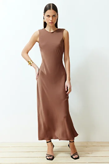 Trendyol Collection Καφέ Πίσω Λεπτομερές Σατέν Μαξι Υφαντό Φόρεμα TWOSS24EL00070