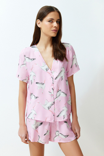 Trendyol Collection Σετ πιτζάμες υφαντές βισκόζης με μοτίβο ροζ πελαργού THMSS24PT00134