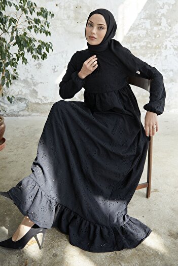 InStyle Vyšívané šaty se střapci na límci - černé