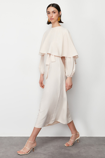 Trendyol Modest Béžové saténové tkané šaty s kapucí a vlečkou TCTSS24EB00176