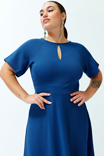 Trendyol Curve Indigo Double Breasted Drop Λεπτομερές μίντι πλεκτό φόρεμα TBBSS24AH00090