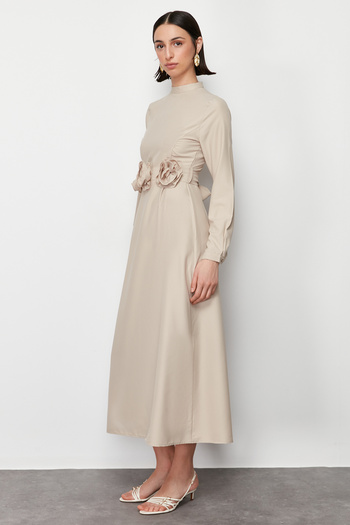 Trendyol Modest Φόρεμα με ζωσμένο τριαντάφυλλο με βιζόν Λεπτομερές σατέν υφαντό φόρεμα TCTSS24EB00177