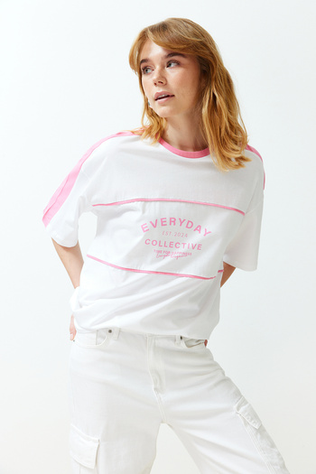 Trendyol Collection Bílé 100% silné bavlněné tričko s barevným blokováním a sloganem Oversize/Široký střih Pletené tričko TWOSS24TS00132