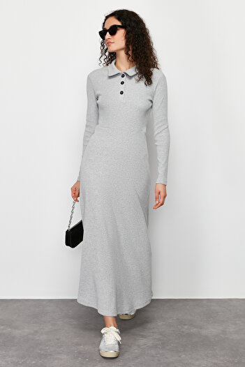 Trendyol Modest Πλεκτό φόρεμα με γκρι λαιμόκοψη - Λεπτομέρεια με κουμπιά, Melange TCTSS24EB00123