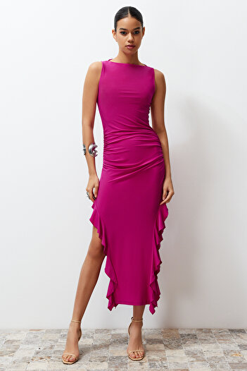Trendyol Collection Φούξια Bodycone Zero Sleeve Ruffle Λεπτομερές ελαστικό παχύ αμμώδες μάξι μολύβι φόρεμα TWOSS24EL00688
