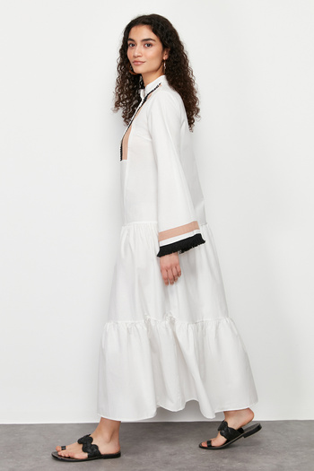Trendyol Modest Λεπτομερές υφασμένο φόρεμα εκρού με κέντημα και φούντα TCTSS24EB00134