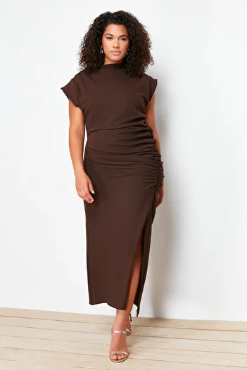 Trendyol Curve Brown Gather Λεπτομερές μίντι πλεκτό φόρεμα TBBSS24AH00080