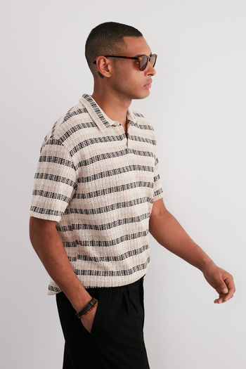 Trendyol Collection Ecru Regular/Normal Cut Off Shoulder Limitovaná edice Striped Polo Collar Tričko TMNSS24PO00023