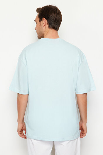 Trendyol Collection Oversize Μπλε κεντημένο Landscape T-Shirt - 100% βαμβάκι, κοντό μανίκι - TMNSS23TS00243