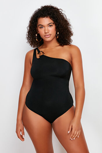 Trendyol Curve Schwarzer One-Shoulder-Badeanzug in Übergröße mit Accessoire-Detail TBBSS24AM00009