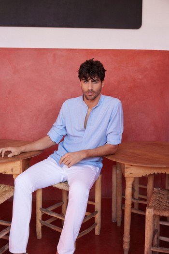 Trendyol Collection Převládající modrá košile Slim Fit s límcem – pohodlná TMNSS24GO00031