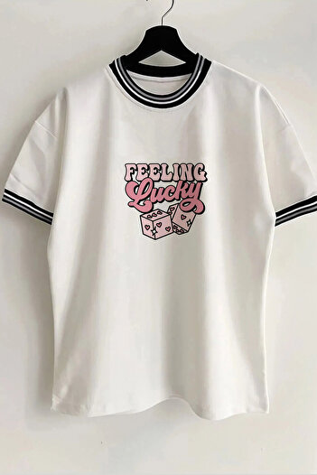 Vordevia Feeling Lucky Printed New Season Λευκό Oversize Unisex Tshirt με λεπτομέρεια σε πέτο και μανίκια