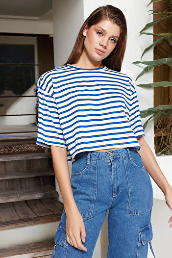 Trendyol Collection Sötétkék csíkos, laza/széles, laza szabású Crop Crew nyakú kötött póló TWOSS23TS00136