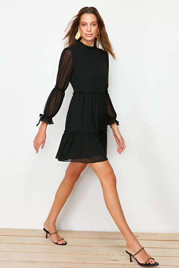 Trendyol Collection Μίνι μαύρο φόρεμα με όρθιο γιακά - με πλισέ και φόδρα, χειμώνας TWOAW20EL0345