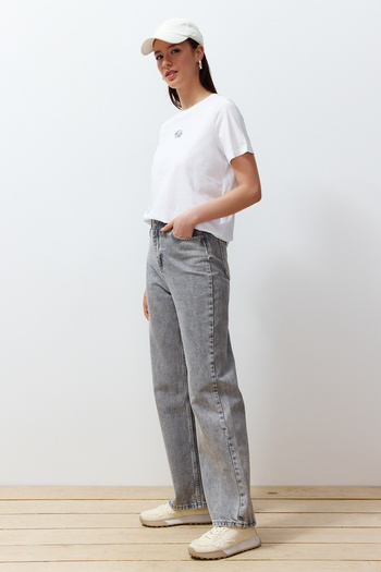 Trendyol Collection Fehér 100% pamut hímzésű, normál/reguláris szabású kötött póló TWOSS24TS00160