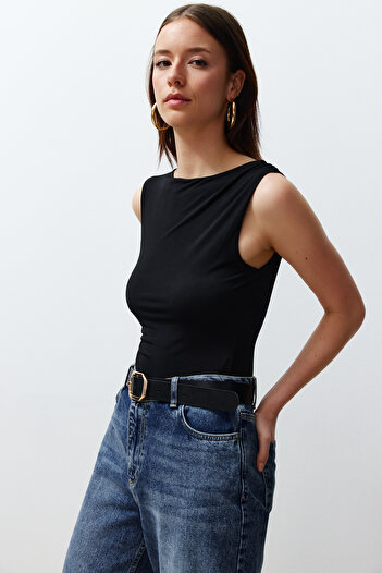 Trendyol Collection Black Gather Detailní Lodní krk Strečové zapínání Pletené tělo TWOSS24BD00020