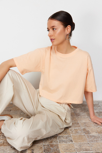 Trendyol Collection Prémiové pletené triko Crop – 100% bavlna, broskvová TWOSS23TS00038