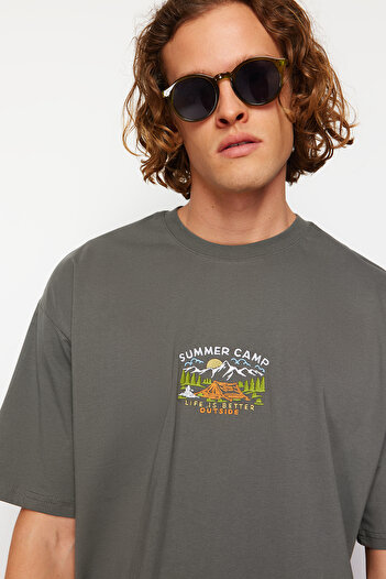 Trendyol Collection Anthrazitfarbenes Oversize-/Wide-Cut-Kurzarm-T-Shirt aus 100 % Baumwolle mit Landschaftsstickerei TMNSS23TS00243