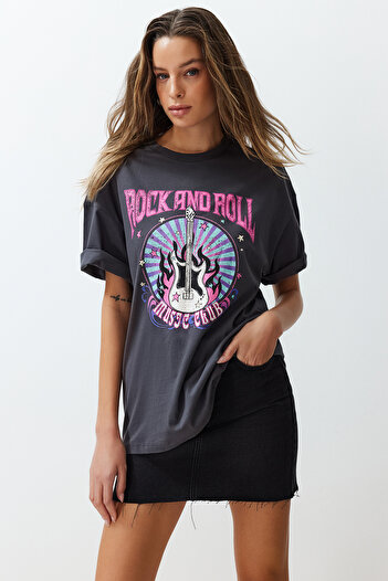 Trendyol Collection Anthrazitfarbenes, bedrucktes Oversize/Wide Fit Rundhals-Strick-T-Shirt aus 100 % Baumwolle TWOSS24TS00133