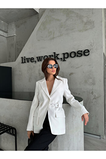 Laluvia Weiße Blazerjacke mit Gürtel